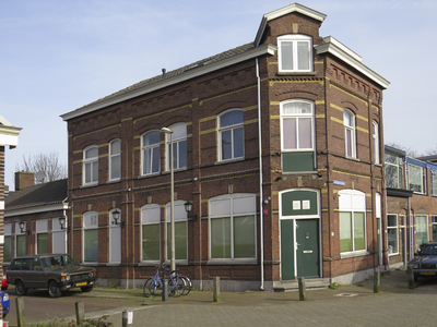 908554 Gezicht op het winkelhoekpand Verenigingdwarsstraat 28 te Utrecht, met links de Verenigingstraat.N.B. bouwjaar: ...